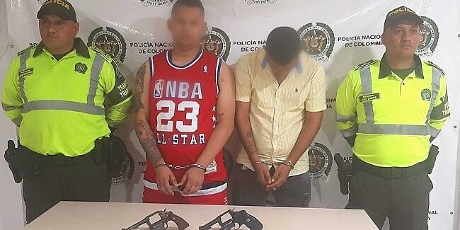 Envideo Policía capturo a dos hombres que iban armado en un tax