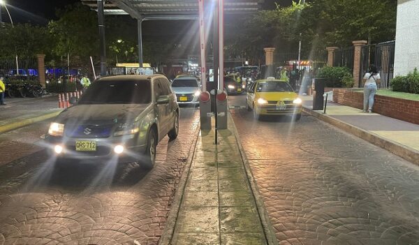 Alcaldía agiliza movilidad a las afueras del Centro Comercial Buenavista (2)