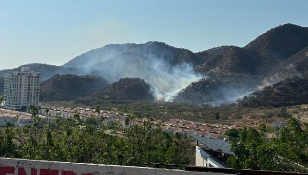 Incendio forestal en cerros que circundan a El Rodadero