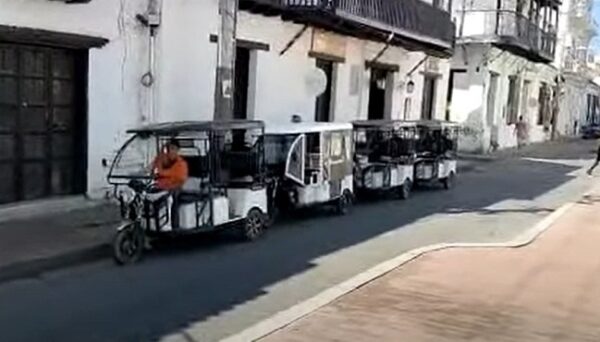 Llegada de ecotaxis a Bahía Concha toda una novedad