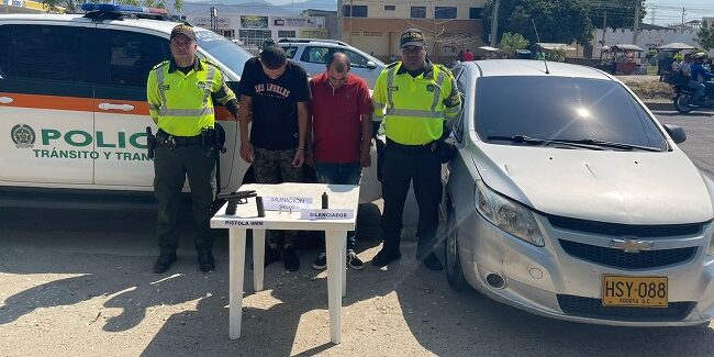 Cayeron dos con un vehículo hurtado y un arma con silenciador