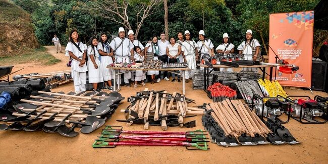 Gobernador del Magdalena entrego dotacion a 275 estudiantes indigenas de la Sierra Nevada (1)