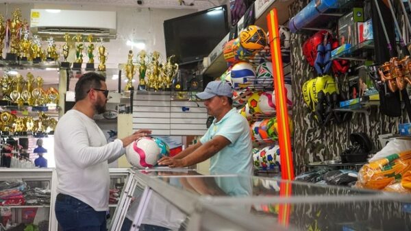 Alcaldía invita a los samarios a hacer sus compras en la Carrera Quinta