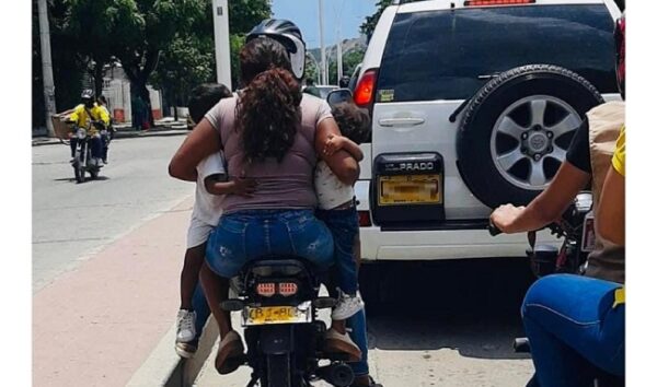 Cuánta irresponsabilidad se puede apreciar en esa moto