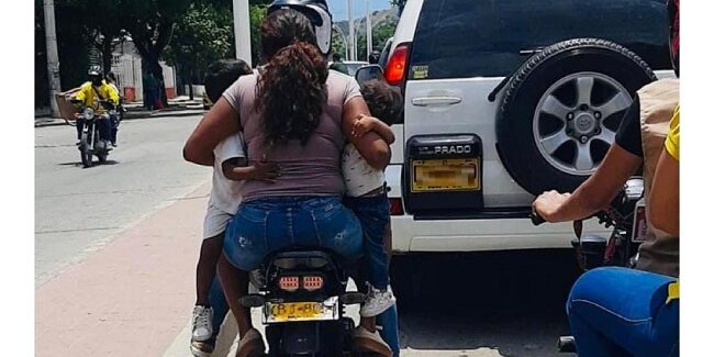 Cuánta irresponsabilidad se puede apreciar en esa moto