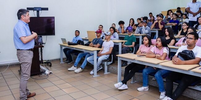 Docente de la Universidad de Cádiz dictó conferencia en Unimagdalena (2)
