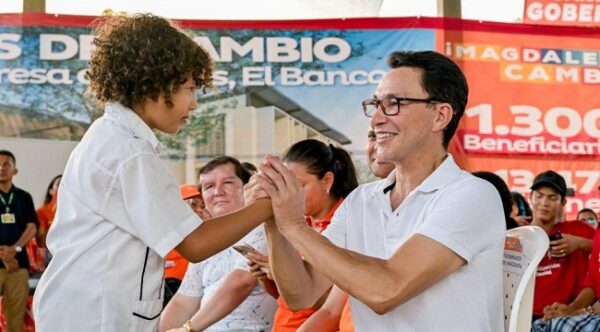 Estudiantes y docentes de El Banco recibieron masiva dotación de mobiliario escolar y agendas