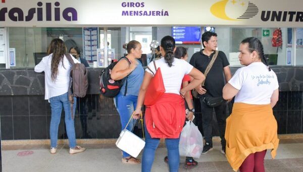 Invitan a viajeros comprar su tiquete y tomar el bus dentro de la Terminal