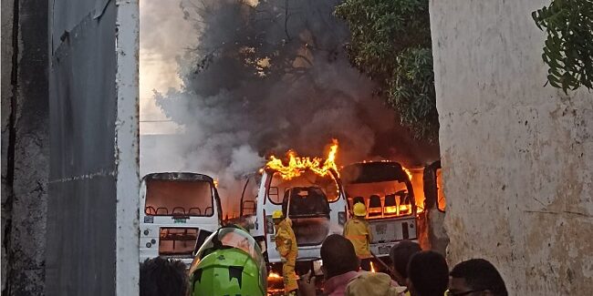 Se quemaron cuatro busetas en un parqueadero de Ciénaga