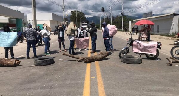 Trabajadores y contratistas cerraron la Troncal por la falta de pago (1)