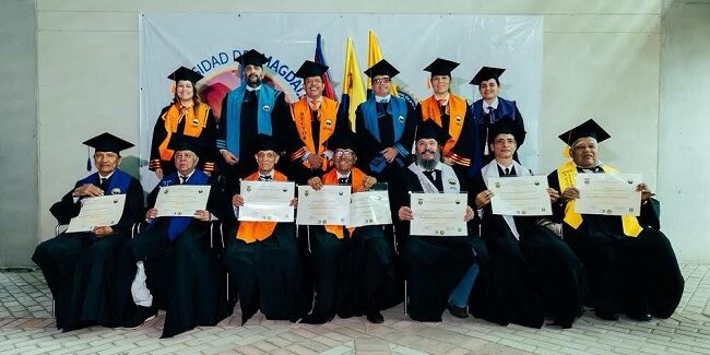 Con más de 40 años de experiencia, docentes se gradúan de magísteres