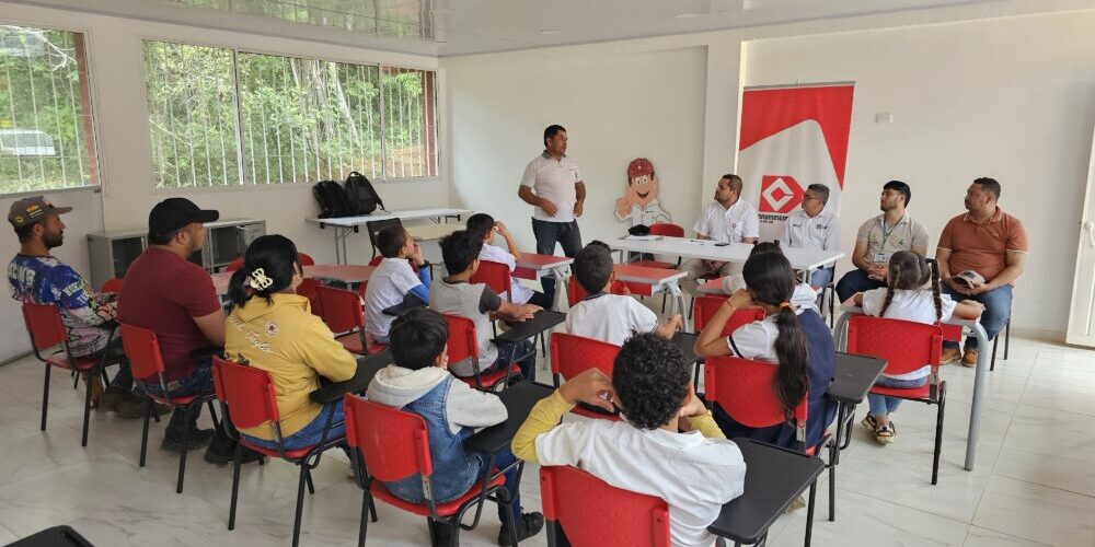 Drummond Ltd. entregó dotación de mobiliario a la escuela de la vereda Argentina Sur en La Jagua de Ibirico, Cesar (2)