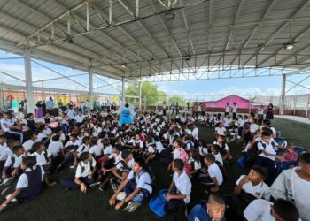Ópera y sinfónica emocionaron a Nueva Venecia gracias a la Bibliocanoa de Cajamag