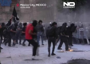 Violencia y disturbios: Estallan enfrentamientos en Ciudad de México durante marcha por la masacre de 1968