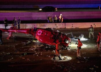 Helicóptero se estrella sobre una autopista en California: tres personas en estado crítico y testigos en shock