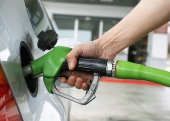 Gasolina subió $100 y supera los $16.000 por galón en varias ciudades desde este viernes