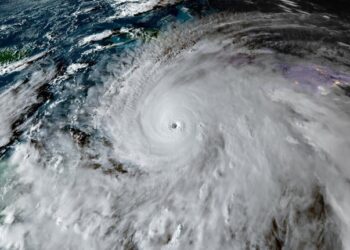 Huracán Melissa se debilita a categoría 3 tras devastar Jamaica y avanza hacia Cuba