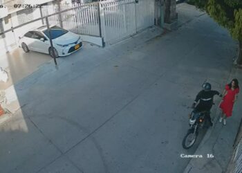 Cámaras captan a motociclista que robó el bolso de una mujer en Los Alcázares