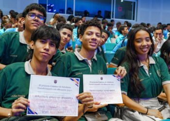 Con entrega de 100 becas, Alcaldía clausura programa “Caminos de Sabiduría” beneficiando a más de 1.200 estudiantes en Santa Marta