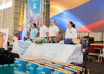 Alcaldía fortalece cobertura educativa y otorga becas a los mejores del Distrito