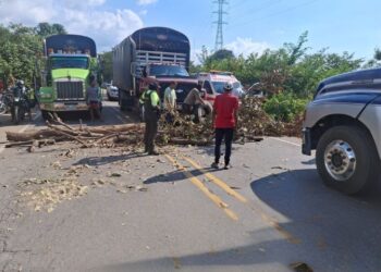 Tras mediación policial levantan bloqueo vial por falta de energía en Santa Rosalía, Zona Bananera