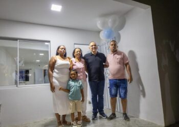¡Las promesas se cumplen! Alcalde Carlos Pinedo devuelve la esperanza a familia humilde de Timayuí con la entrega de una casa digna