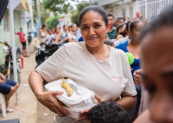 Entrega de ayudas y recorrido del alcalde Carlos Pinedo devuelve la esperanza a residentes del barrio Simón Bolívar, afectado por lluvias