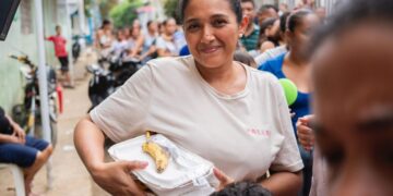 Entrega de ayudas y recorrido del alcalde Carlos Pinedo devuelve la esperanza a residentes del barrio Simón Bolívar, afectado por lluvias