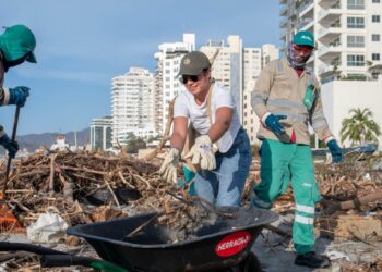 Alcaldía de Santa Marta lidera intervención en Playa Los Cocos tras emergencia ambiental