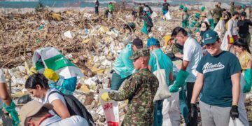 En dos días, Alcaldía de Santa Marta ha retirado 280 metros cúbicos de residuos en la playa Los Cocos