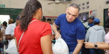 ¡Avanzamos! Alcalde Carlos Pinedo entrega ayudas a familias afectadas por frente frío en el barrio La Lucha