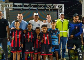 ¡Se hizo la luz! Alcaldía y Fundación Social Puerto de Santa Marta iluminan La Castellana y fortalecen el deporte