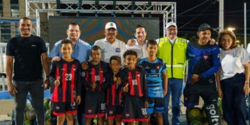 ¡Se hizo la luz! Alcaldía y Fundación Social Puerto de Santa Marta iluminan La Castellana y fortalecen el deporte