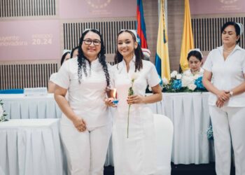 Futuros enfermeros de UNIMAGDALENA reciben el símbolo de la luz con vocación de servicio