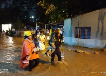 Familias de Santa Marta piden auxilio tras quedar inundadas por el desbordamiento del río Manzanares