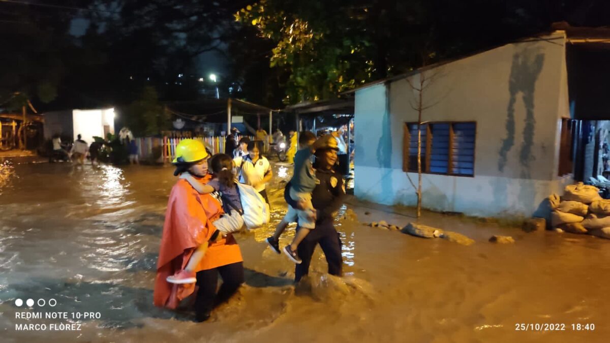 Familias de Santa Marta piden auxilio tras quedar inundadas por el ...