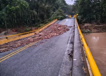 Colapso del puente Mendihuaca deja incomunicados a Magdalena y La Guajira