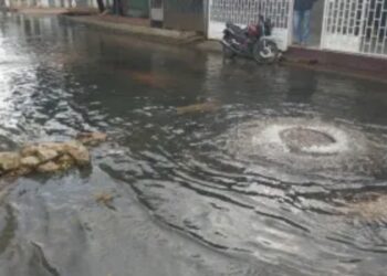 Ciudadanos impulsan firmatón en Santa Marta para exigir solución estructural al colapso del alcantarillado
