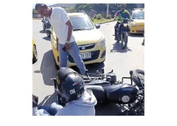 Choque de moto y taxi dejó un herido en la glorieta de La Lucha