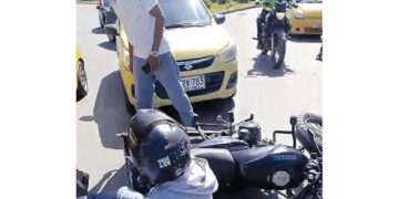 Choque de moto y taxi dejó un herido en la glorieta de La Lucha