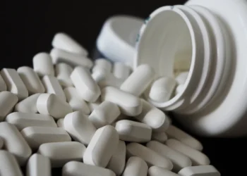 Gobierno propone reducir en 5,7 % el precio de medicamentos y abre debate en el sector salud