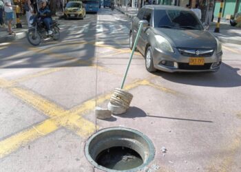 Alcantarilla sin tapa genera grave riesgo en la Carrera Quinta del Centro de Santa Marta