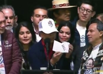 Petro presentó el nuevo pasaporte colombiano en la Plaza de Bolívar