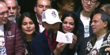 Petro presentó el nuevo pasaporte colombiano en la Plaza de Bolívar