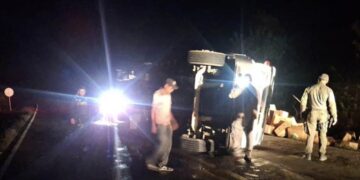 Camión cargado de banano se volcó en la Ye de Ciénaga