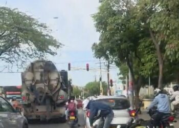 Atraco armado quedó grabado: padre y menor sobrevivieron al ataque en plena vía