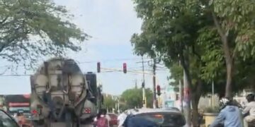 Atraco armado quedó grabado: padre y menor sobrevivieron al ataque en plena vía