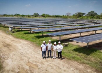 Instalación de paneles solares en Salamina alcanza el 60% de ejecución