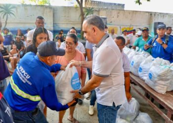 Las Malvinas no está sola: alcalde Carlos Pinedo Cuello entrega ayudas a familias damnificadas