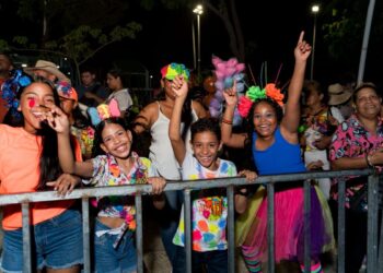 Exitosa y emotiva coronación de los Reyes del Carnaval Fundapescaíto 2026 en el parque de Pescaíto